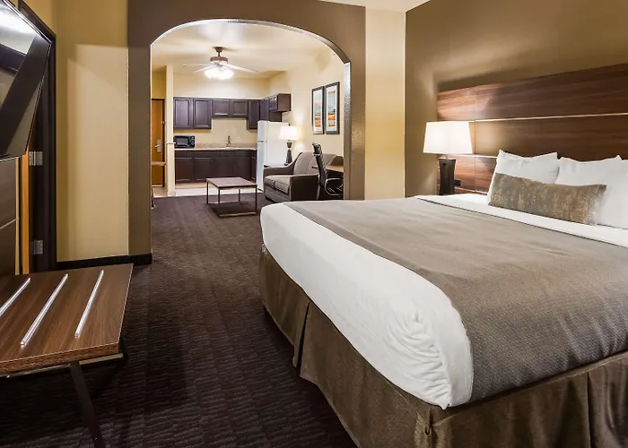 Best Western Plus Hill Country Suites - San Antonio